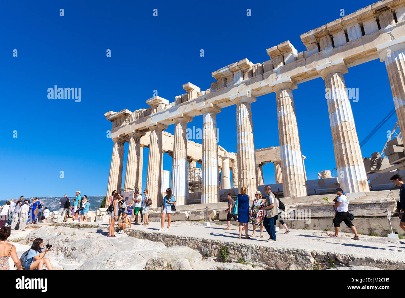 Les touristes visitant l'Acropole, Parthénon à Athènes Banque D'Images