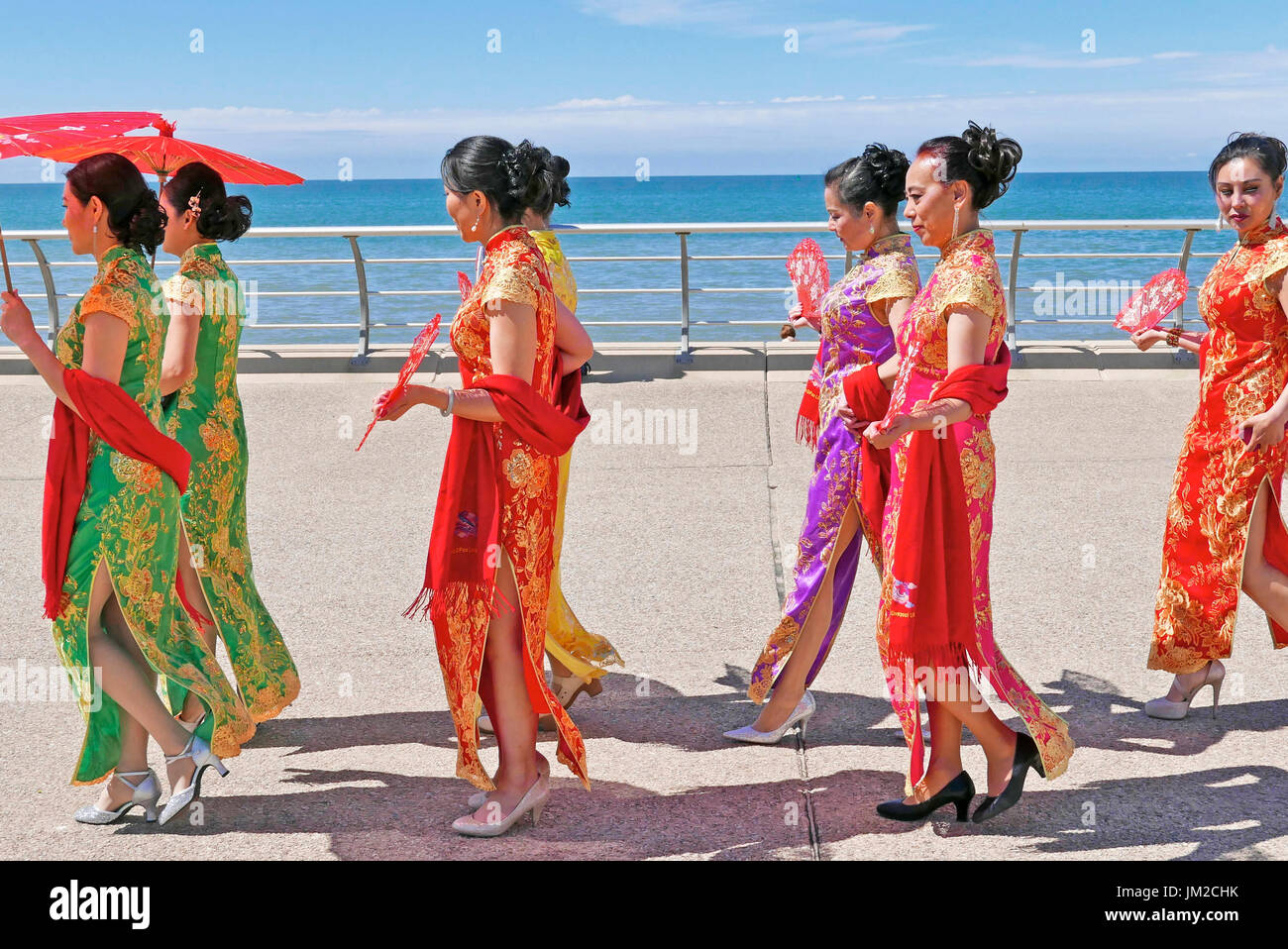 Les femmes en costume traditionnel chinois transportant des parasols sur la promenade de Blackpool pendant le carnaval international Banque D'Images