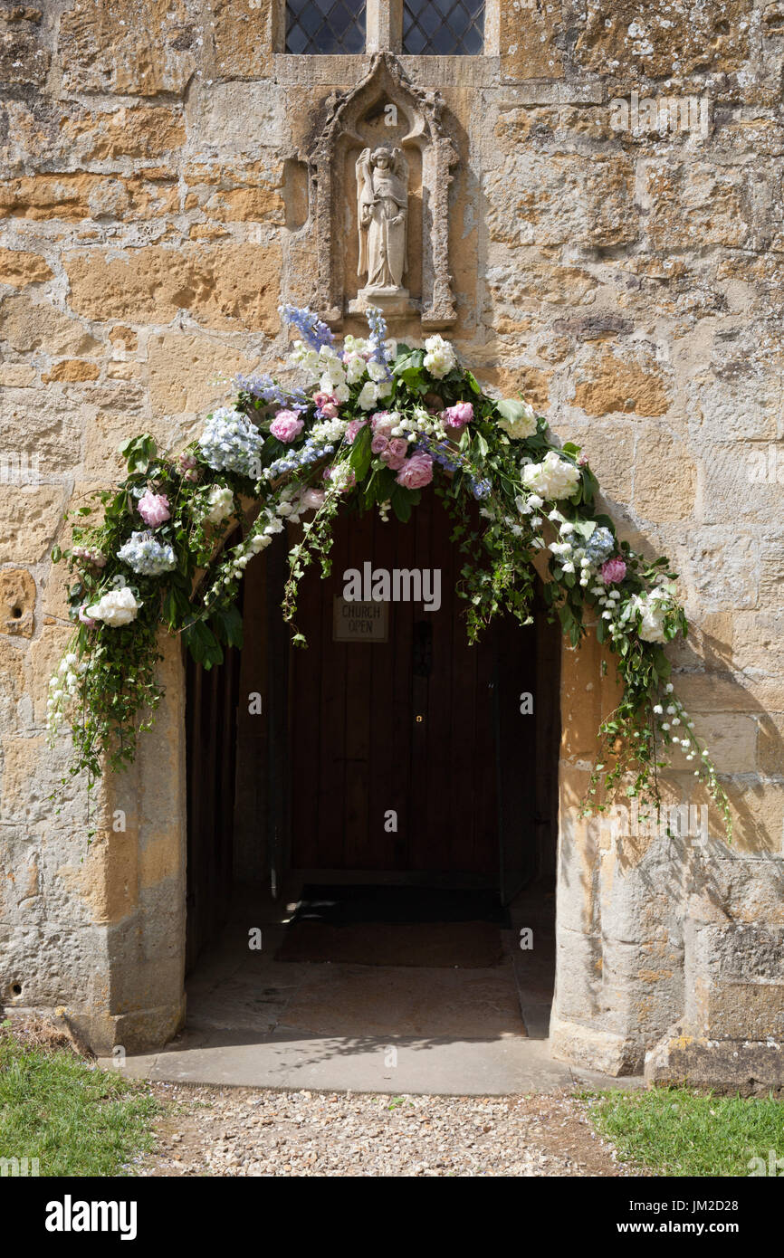 Porte de l'église décorée de fleurs, Stanton, Cotswolds, Gloucestershire, Angleterre, Royaume-Uni, Europe Banque D'Images