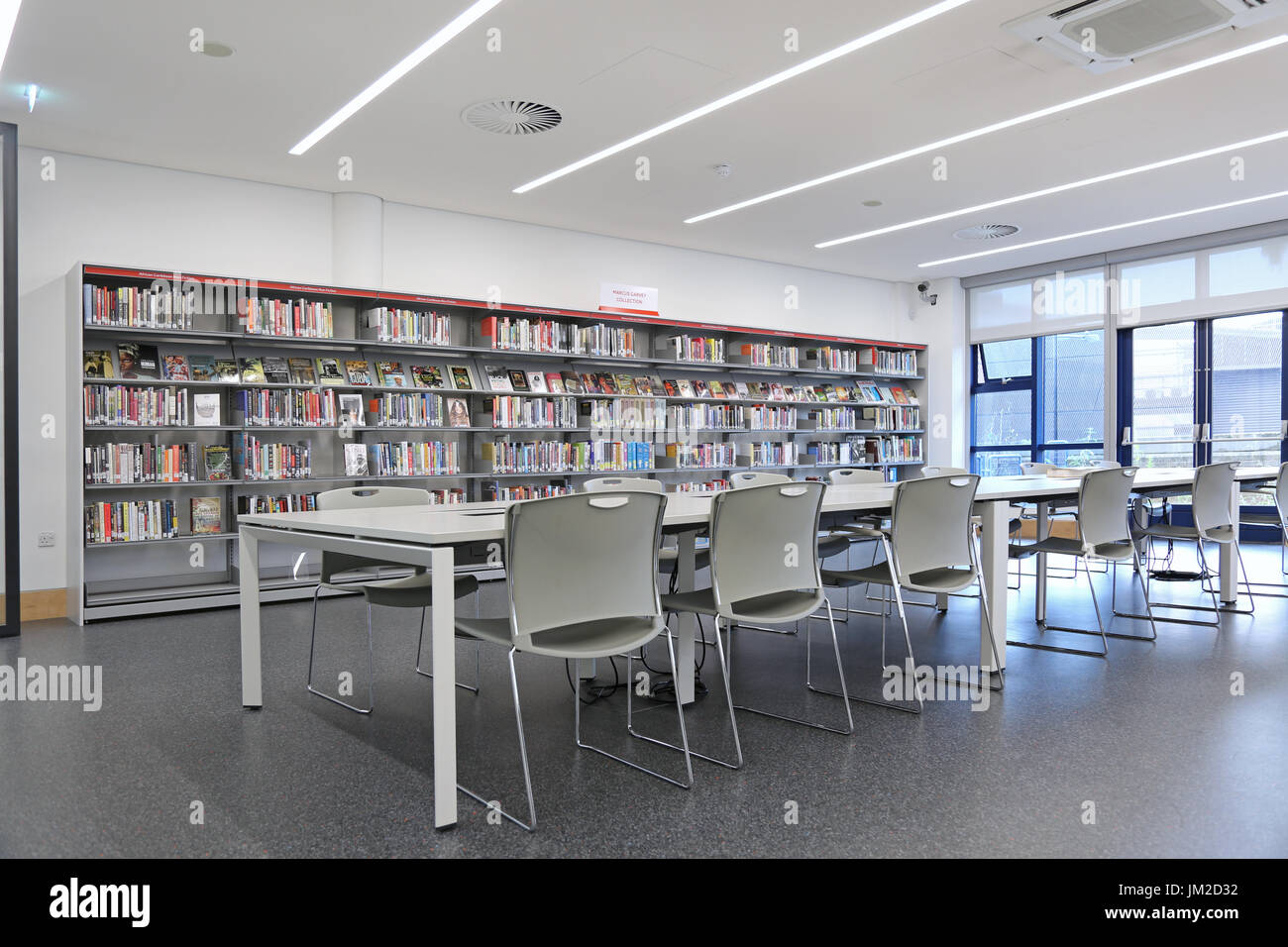 Zone d'étude dans la bibliothèque nouvellement reconstruite Marcus Garvey dans London Borough of Haringey, UK. Bibliothèques traditionnelles montre et de nouveaux terminaux d'ordinateur. Banque D'Images