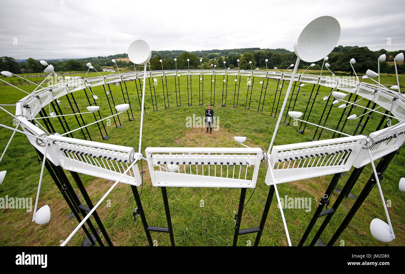 Artiste Mark Nixon à l'intérieur de son installation intitulée 360 cavalerie au Fort romain de Chesters, près de Rillieux qui recréent le son de 500 chevaux de cavalerie. Banque D'Images