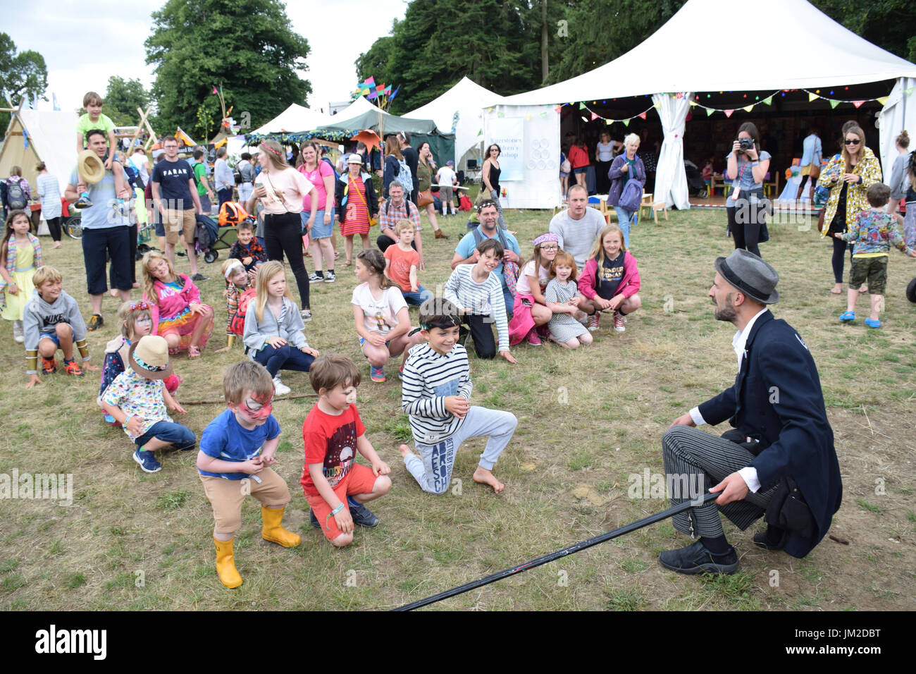 Festival Latitude 2017, Henham Park, Suffolk, UK. Bubble maker dans l'espace enfants Banque D'Images