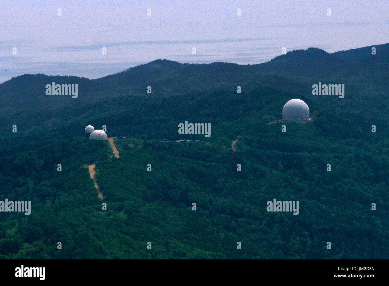 Dômes géodésiques du système radar militaire du côté sud-ouest de l'île de Sakhalin dans l'océan Pacifique Nord Russie Banque D'Images