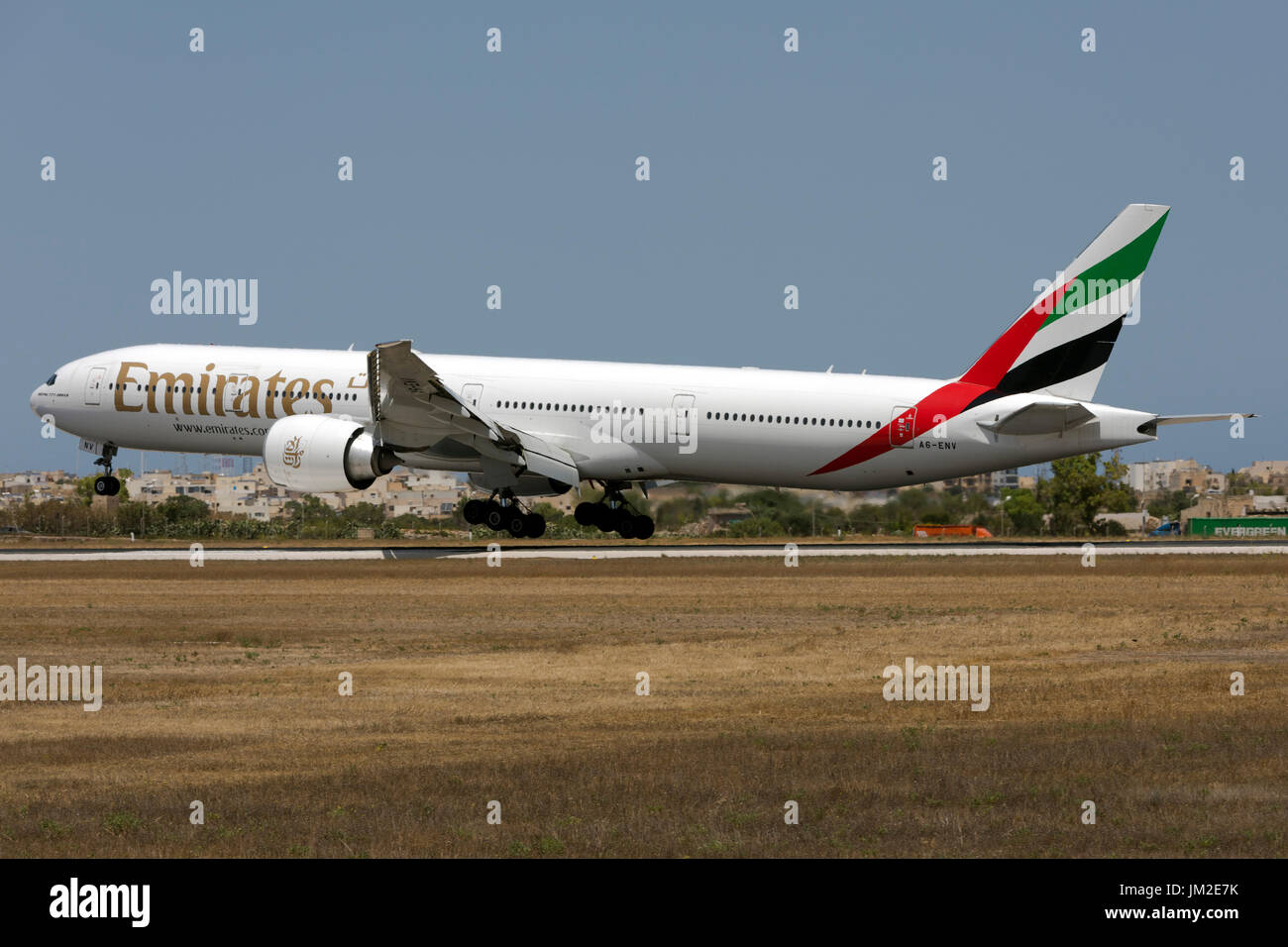 Unis Boeing 777-31H/ER [A6-ENV] finale sur la piste 31, vol quotidien de Dubaï. Banque D'Images