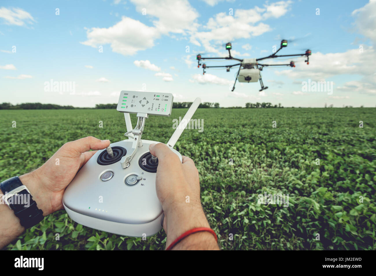 L'homme octocopter de contrôle ou de commande à distance pour le drone dans les mains Banque D'Images