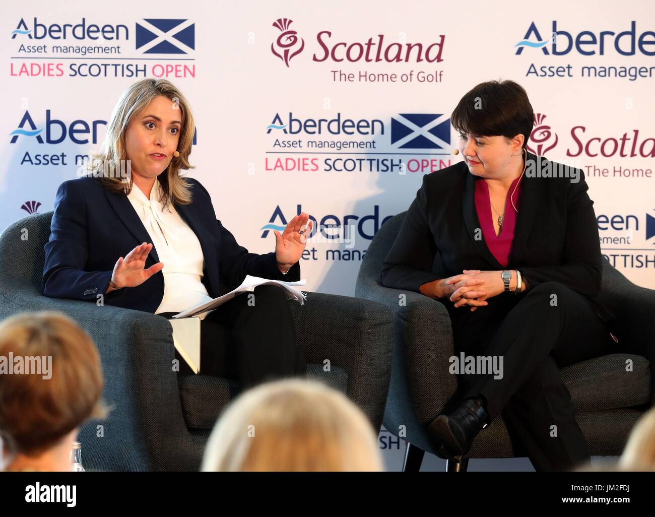 Ruth Davidson, dirigeante du parti conservateur écossais, avec Sarah Smith, rédactrice en chef de la BBC en Écosse, lors d'une séance de questions-RÉPONSES à l'événement du forum de leadership d'Aberdeen Asset Management « mettre le genre à l'ordre du jour : les idées du haut » avant le Ladies Scottish Open qui se tient à Dundonald Links, dans le comté d'Ayrshire. Banque D'Images