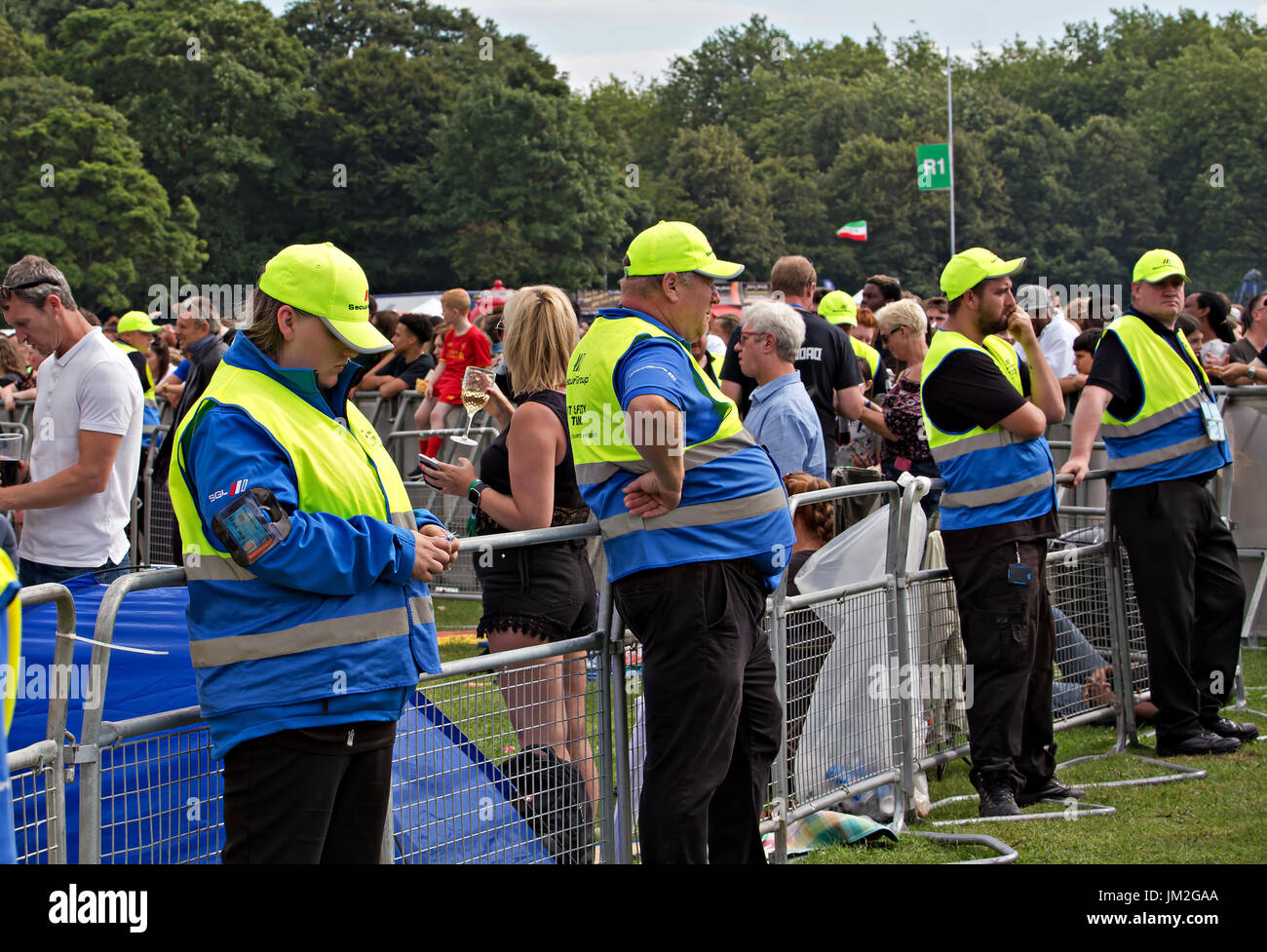 Les gardiens de la sécurité des foules au Festival International de Musique de Sefton Park Liverpool en juillet 2017 Banque D'Images