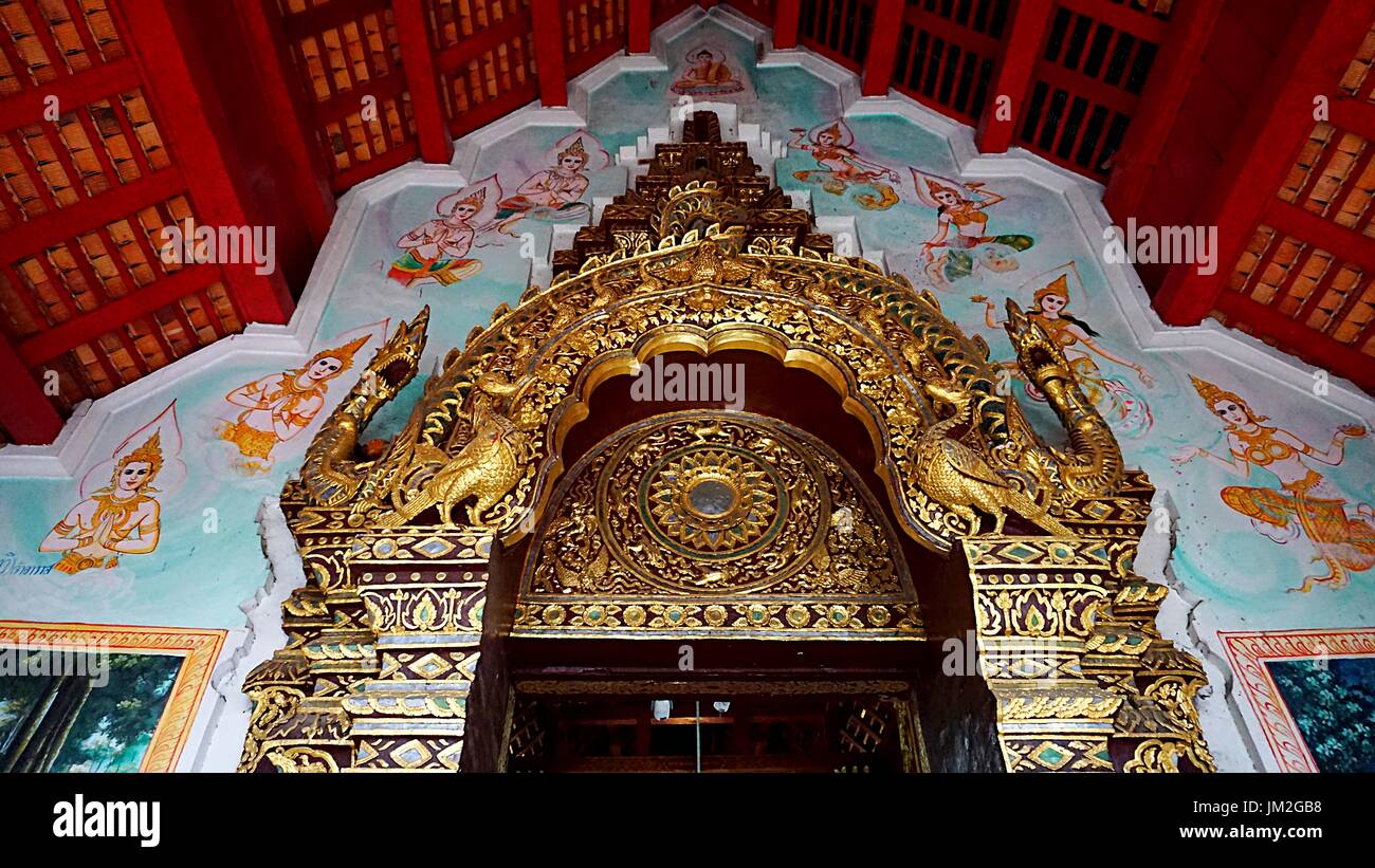 Toit et gable décoration de wat dab pai, thai temple à Chiang Mai, Thaïlande. Banque D'Images