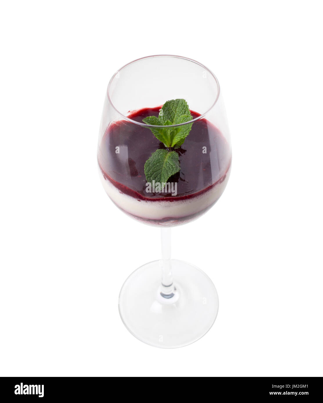 Riz au lait avec la Crème de framboise. Servi dans un verre de vin avec de la menthe fraîche. Isolé sur un fond blanc. Banque D'Images