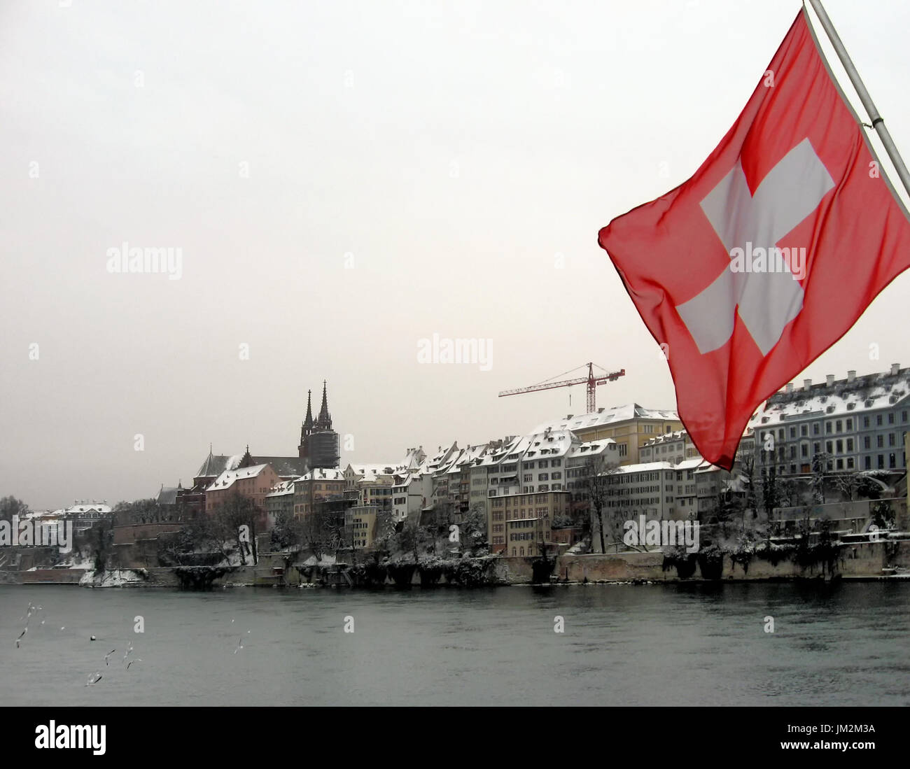 Une vue sur le Rhin et la cathédrale de Münster de Mittlere Bridge à Bâle en Suisse. Banque D'Images