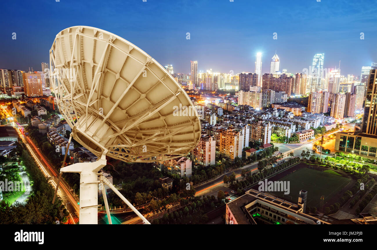 Vue de nuit de la ville et antenne parabolique, Shanghai, Chine. Banque D'Images