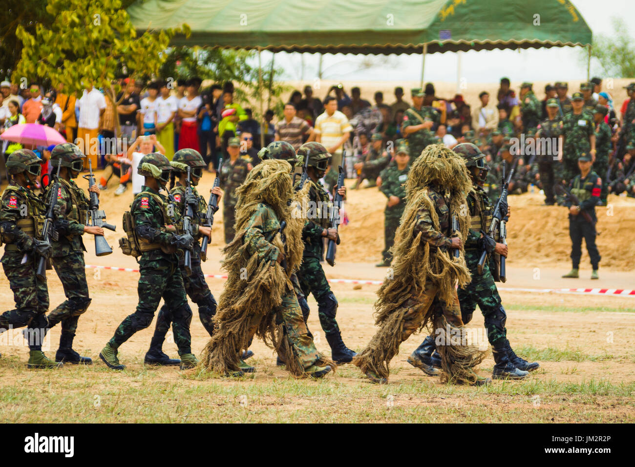 Li Wan Kaw, Myanmar - 21 mai : groupe de soldats non identifiés à une formation au Boot Camp le 21 mai 2017 dans Li Wan Kaw, Myanmar. Banque D'Images