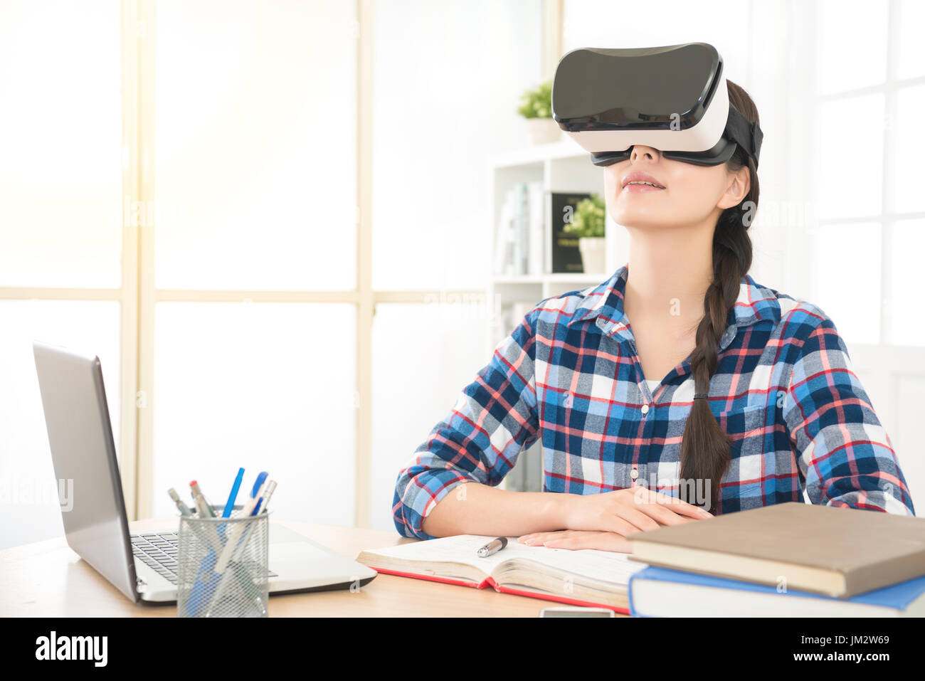 Asie jeune étudiant étudiant avec des lunettes de réalité virtuelle s'amuser et regarder des vidéos à la maison en vacances brancher ordinateur portable lorsqu'classe d'apprentissage Banque D'Images