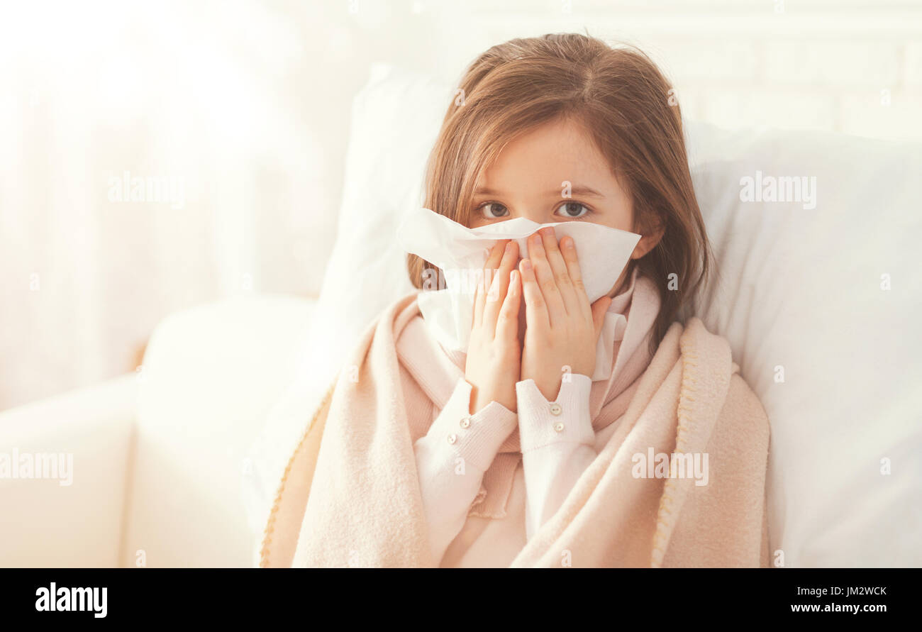 Enfant malade couvrant son visage avec serviette en papier Banque D'Images
