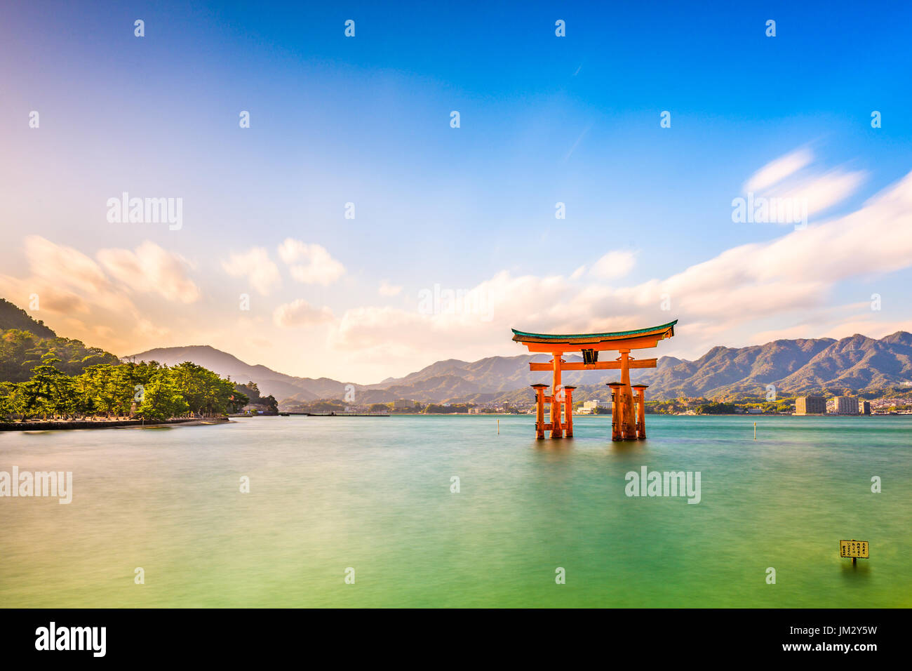 Miyajima, Hiroshima, Japon temple gate flottant. Banque D'Images