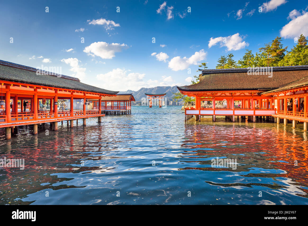 Miyajima, Hiroshima, Japon temple gate flottant. Banque D'Images