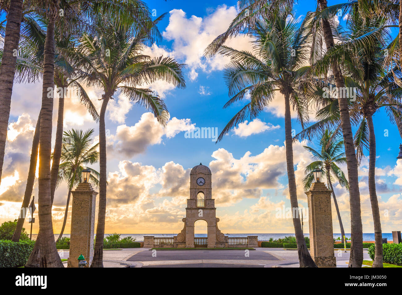 Palm Beach, Floride, USA tour de l'horloge sur Worth Avenue. Banque D'Images