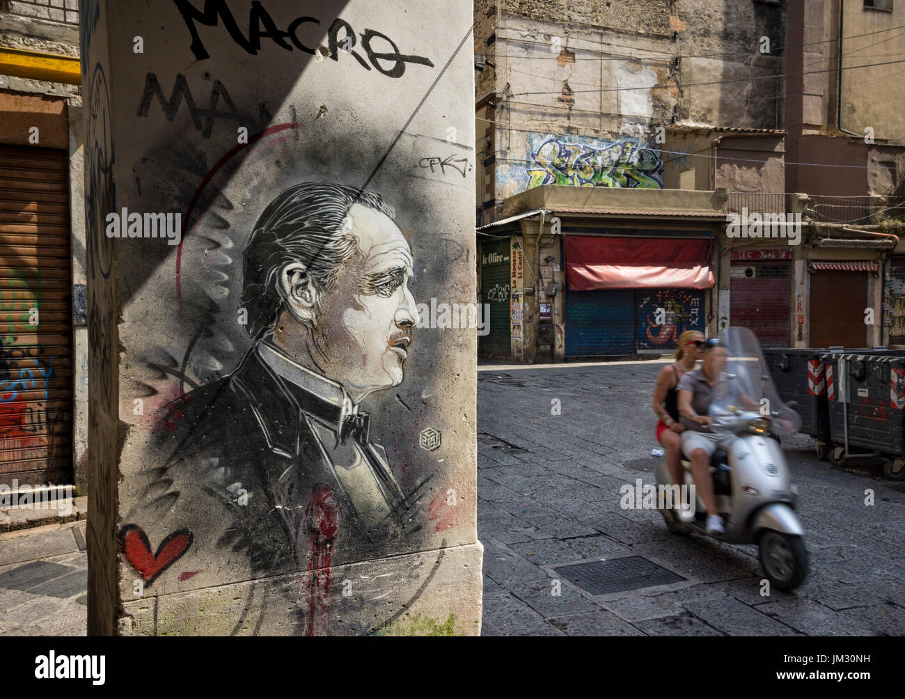 Street art dépeignant comme le parrain de Marlon Brando dans le film du même nom, dans la Vucciria market district Centre de Palerme, en Sicile. Banque D'Images