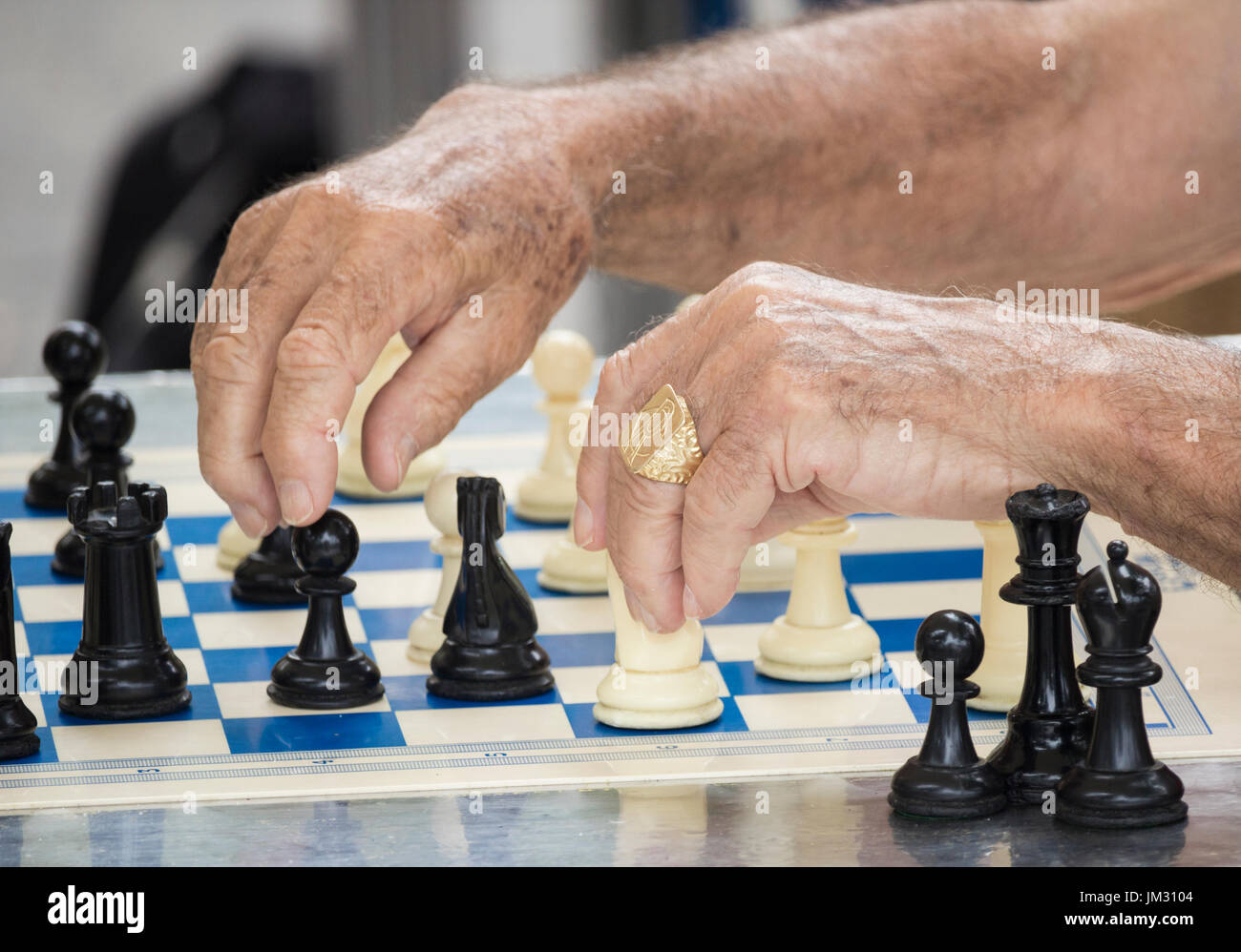Personnes âgées Hommes espagnol jouant aux échecs en plein air dans le parc Banque D'Images