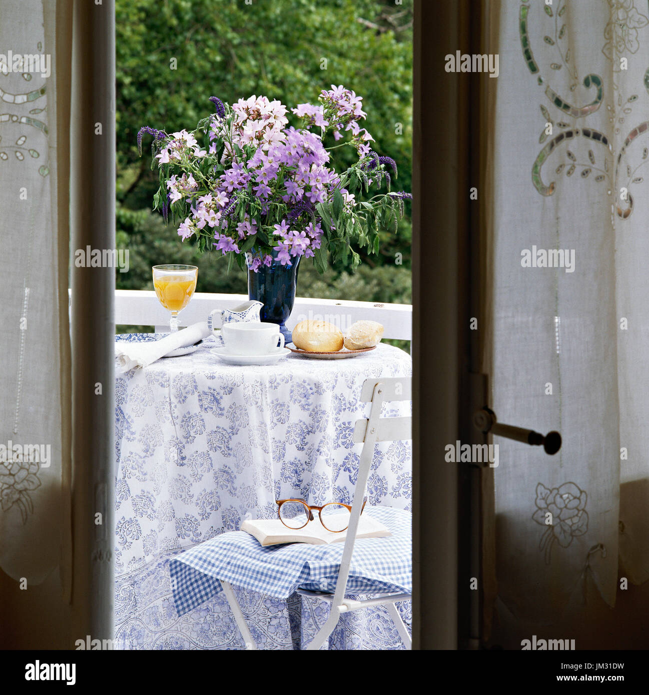 Voir l'arrangement de fleur et le tableau par la porte Banque D'Images