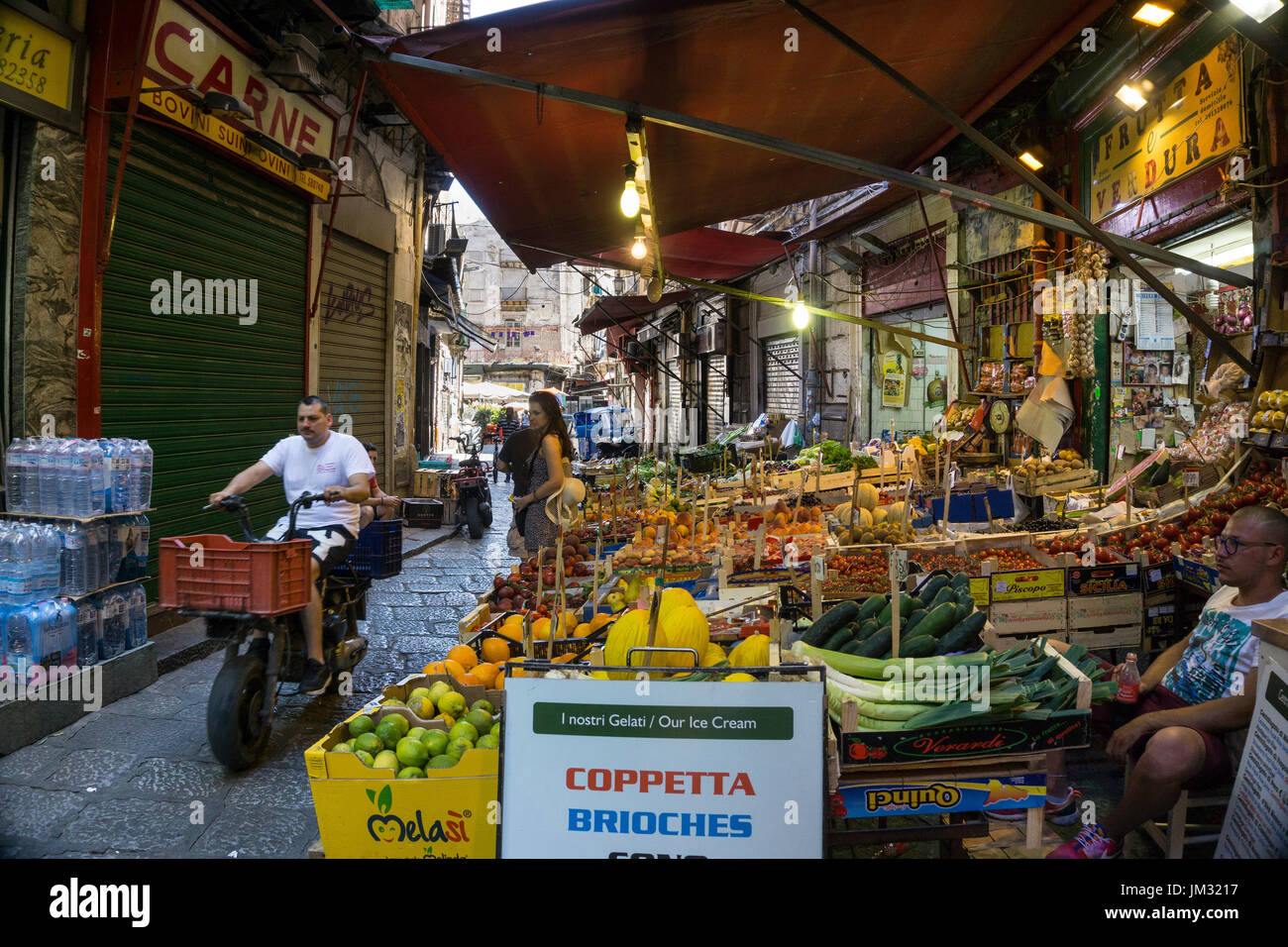 Stand de fruits et légumes dans la Vucciria market district Centre de Palerme, en Sicile. Banque D'Images
