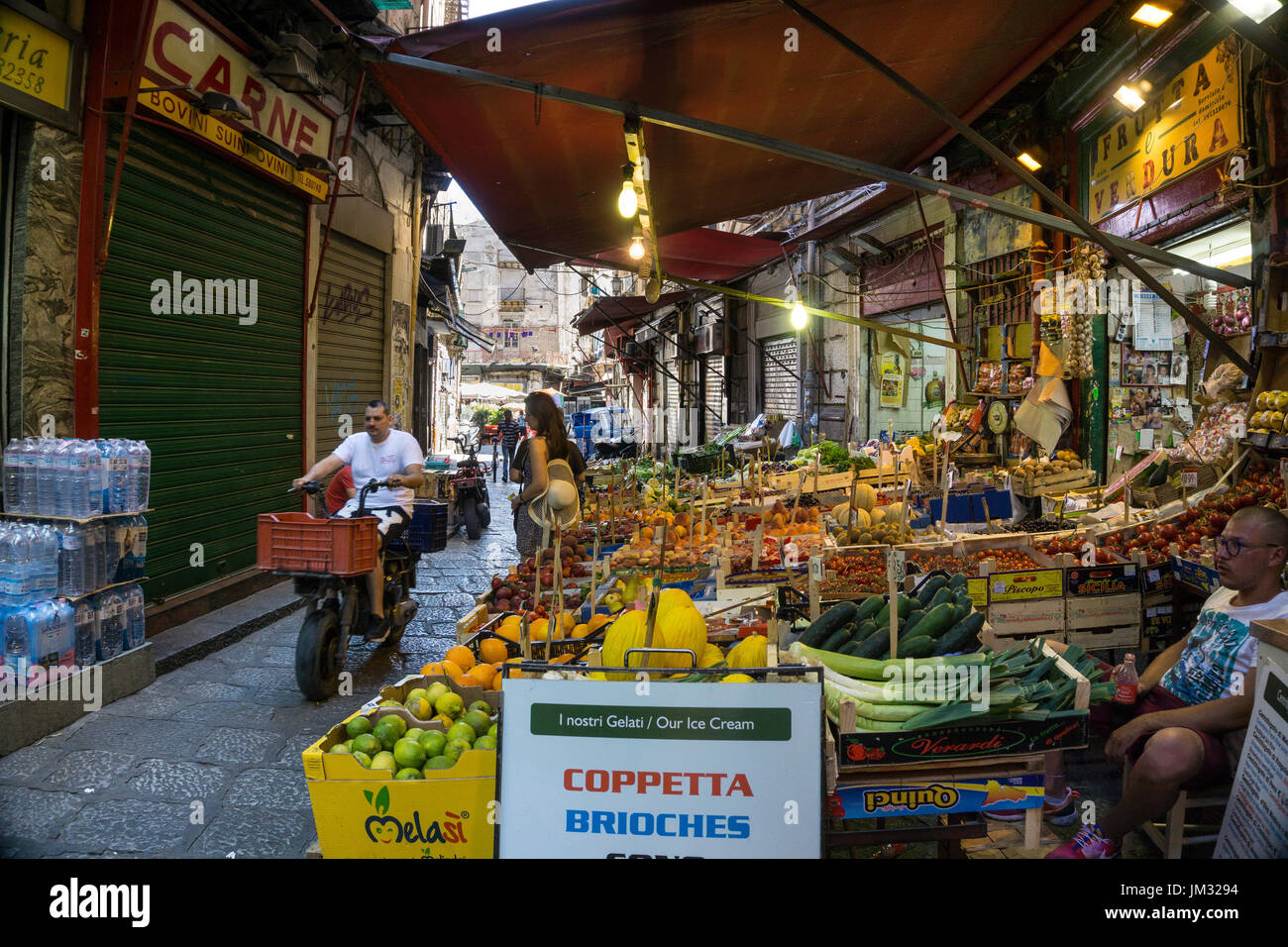 Stand de fruits et légumes dans la Vucciria market district Centre de Palerme, en Sicile. Banque D'Images