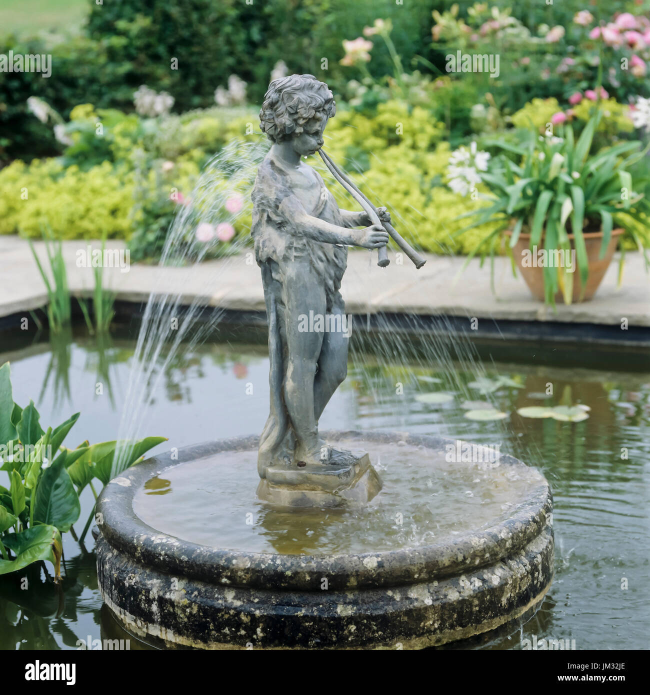 Sculpture dans un jardin de style géorgien Banque D'Images