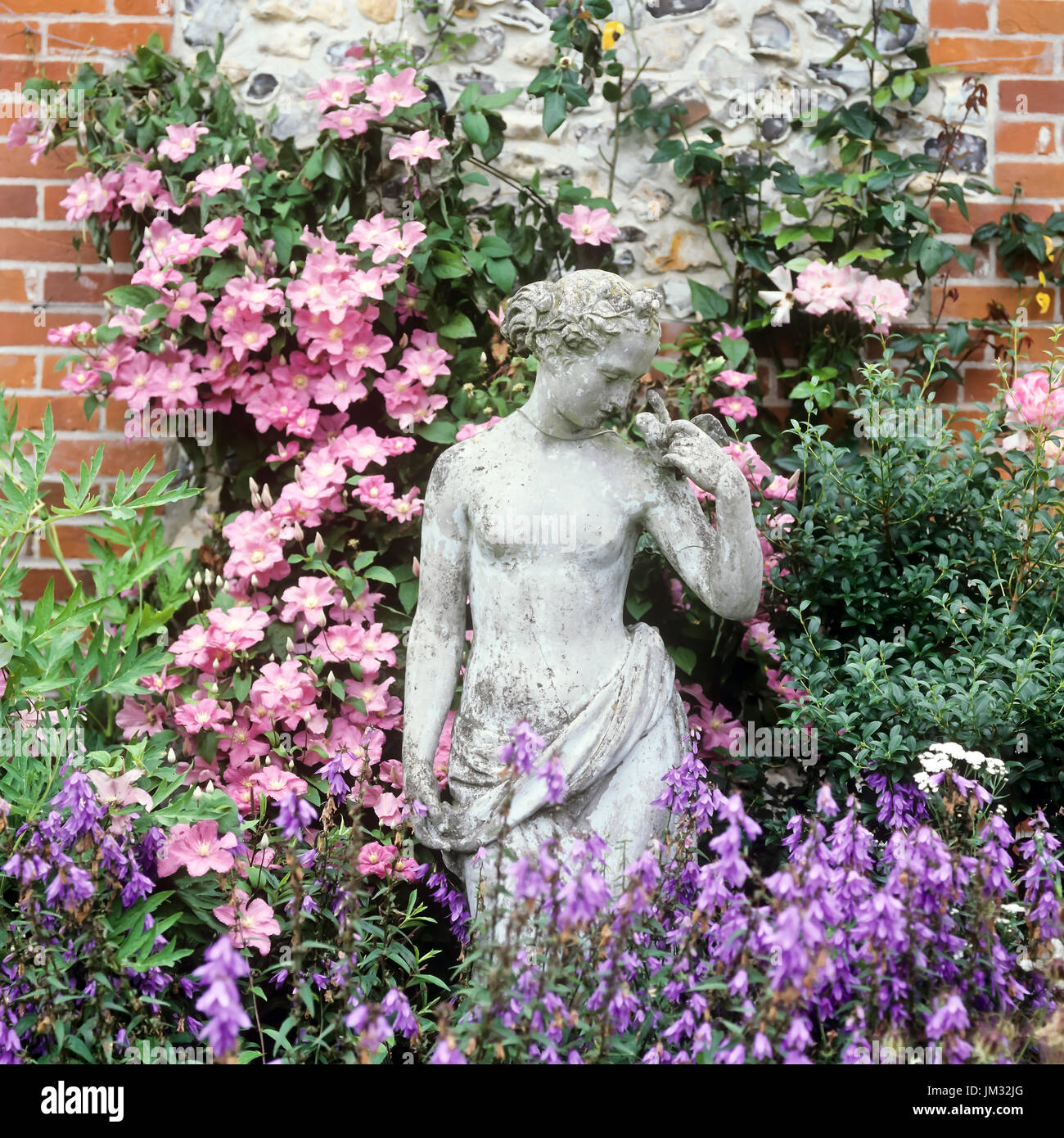 Sculpture dans un jardin de style géorgien Banque D'Images