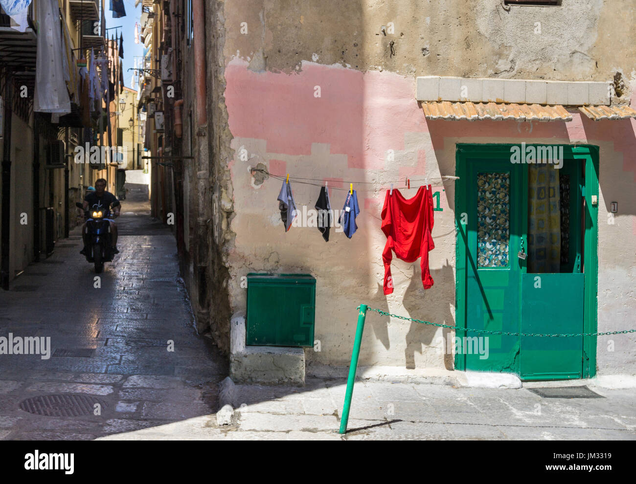 Lave-séchage dans l'Albergheria, dans le centre de Palerme, Sicile, Italie. Banque D'Images