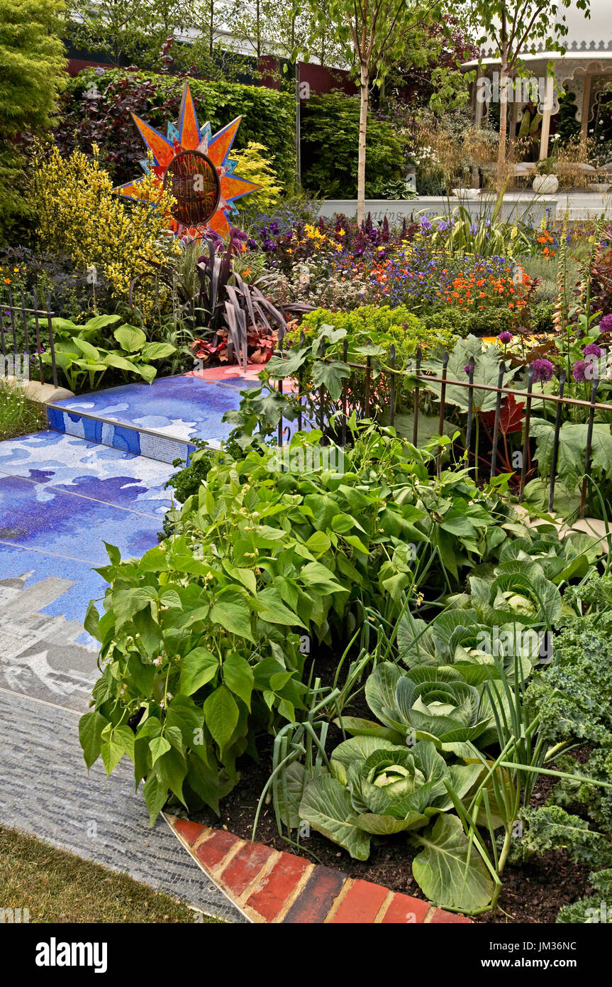 Un jardin contemporain avec des frontières de fleurs et légumes Banque D'Images