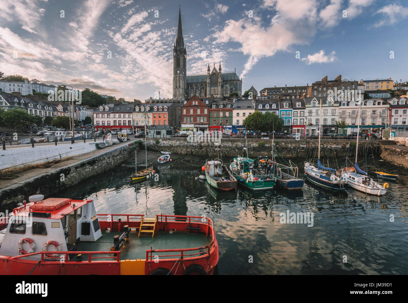 Cobh est une petite ville maritime sur la côte sud du comté de Cork, Irlande. Banque D'Images