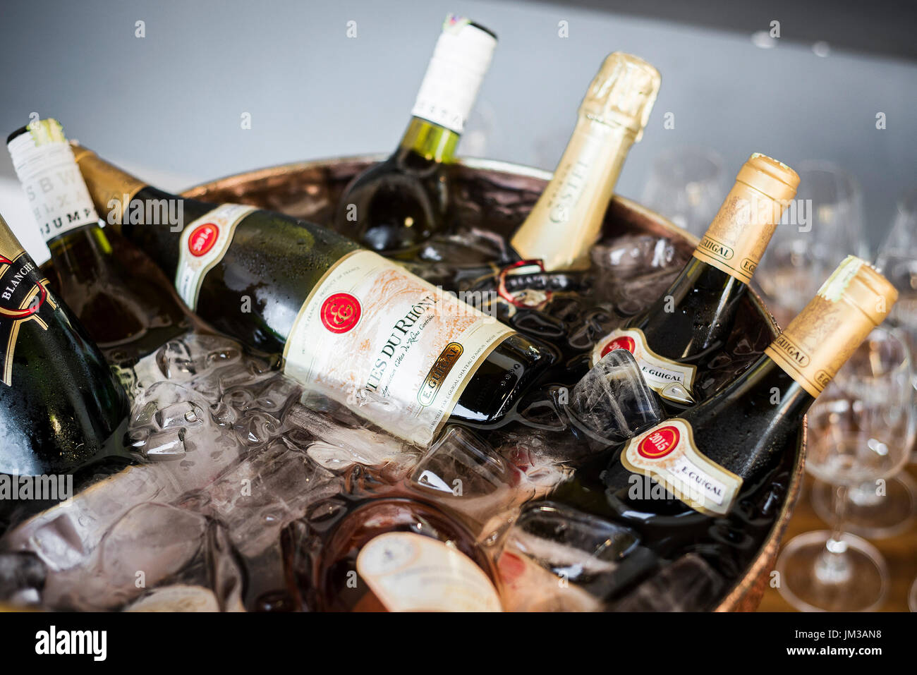 Bouteilles de vin gastronomique mixtes dans les glaces au bar de la benne du refroidisseur Banque D'Images