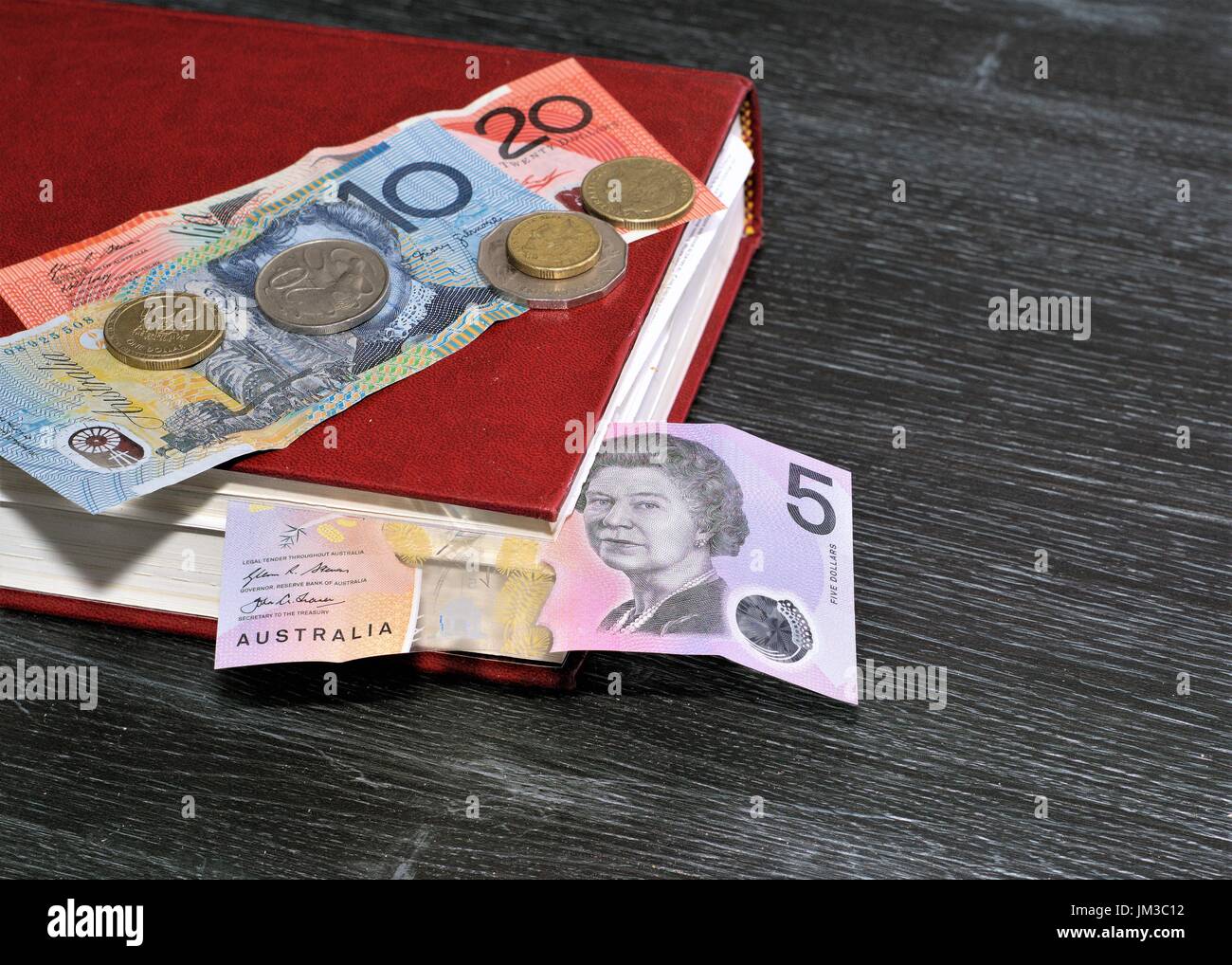 Australian Dollars australiens, pièces de monnaie, livre sur la table. 5, 10 dollar dollar 20 notes. Pièces de 20 cents, 50 cents. 1 coin Dollar et Dollar 2 coins Banque D'Images