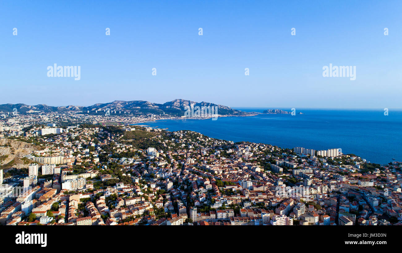 Vue aérienne sur la baie d'Endoume à Marseille, Bouches du Rhône, France Banque D'Images