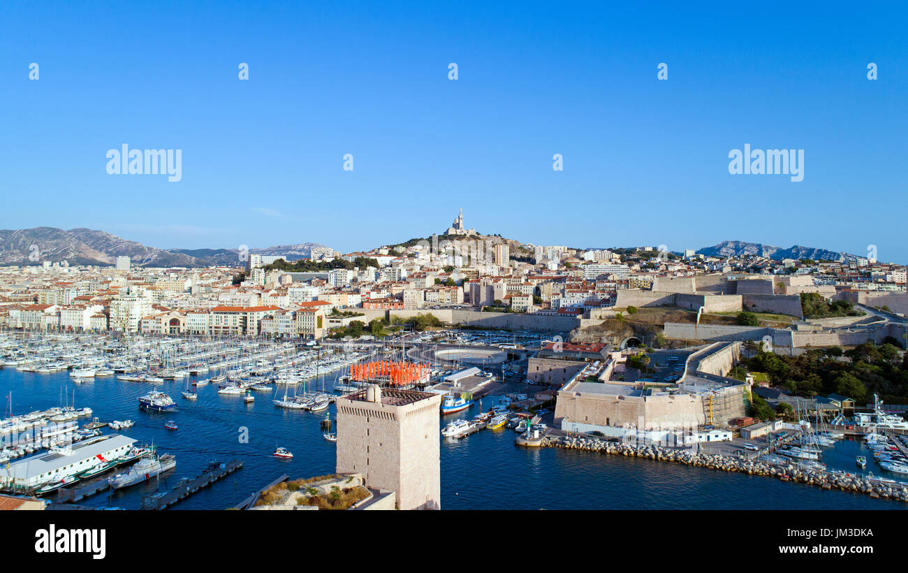 Vue aérienne sur le fort Saint Jean et le vieux port de Marseille ville, France Banque D'Images