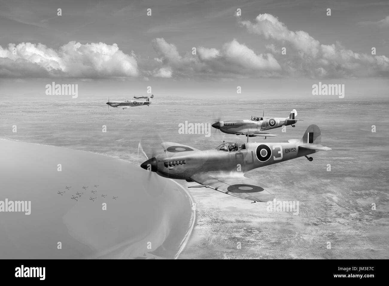 Une représentation de Desert Air Force Spitfire IXc FR152 QJ-3 avec l'escadron 92, et d'autres, l'accompagnement P40 Curtiss P-40 sur une sortie d'expédition sur la Gul Banque D'Images