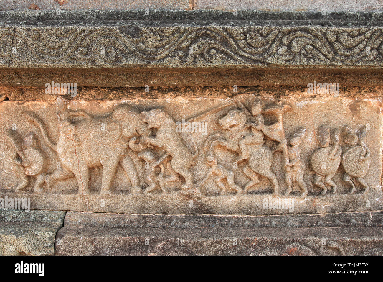 Un tigre de chasse par le roi à cheval dans des sculptures sur le mur du temple, Hampi, Inde Banque D'Images
