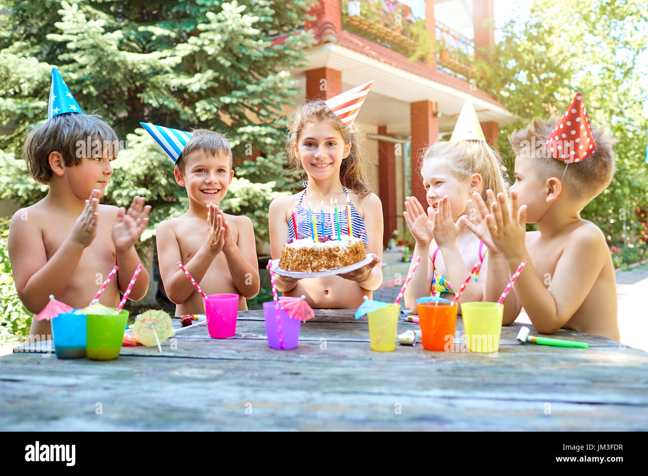 Anniversaire Avec Les Enfants De Chapeaux Dans L Ete Photo Stock Alamy