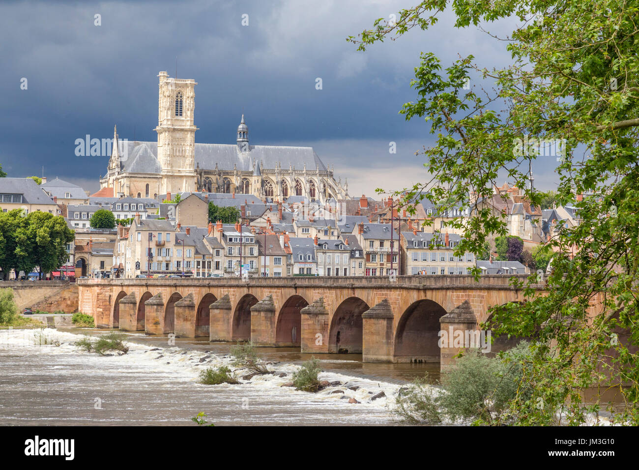 France, Nievre, Nevers, Saint Cyr et Sainte Julitte cathédrale sur Camino de Santiago (Chemin de Saint Jacques de Compostelle) et pont sur la Loire Banque D'Images