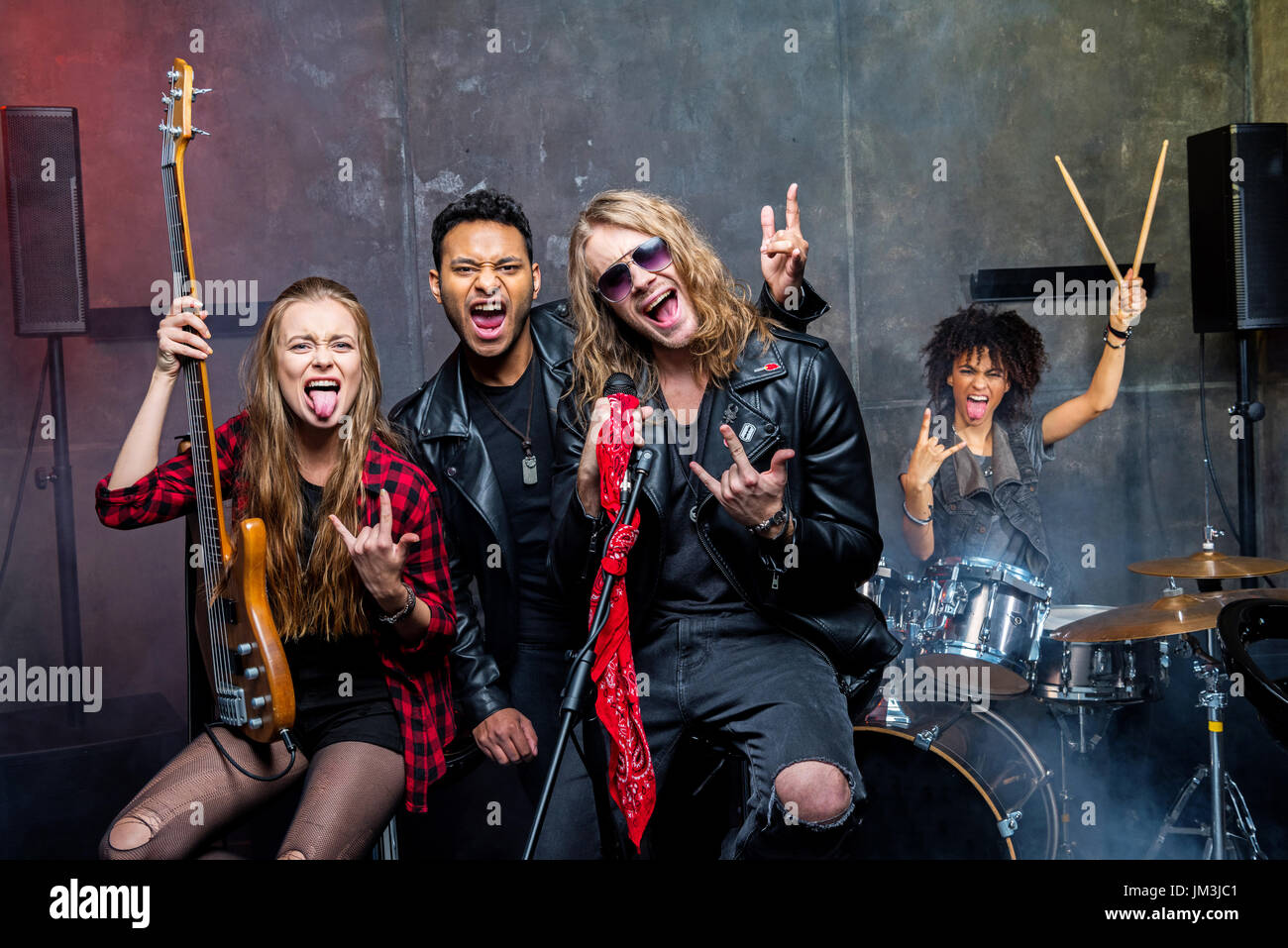 Rock Band posing in studio après avoir répéter Banque D'Images