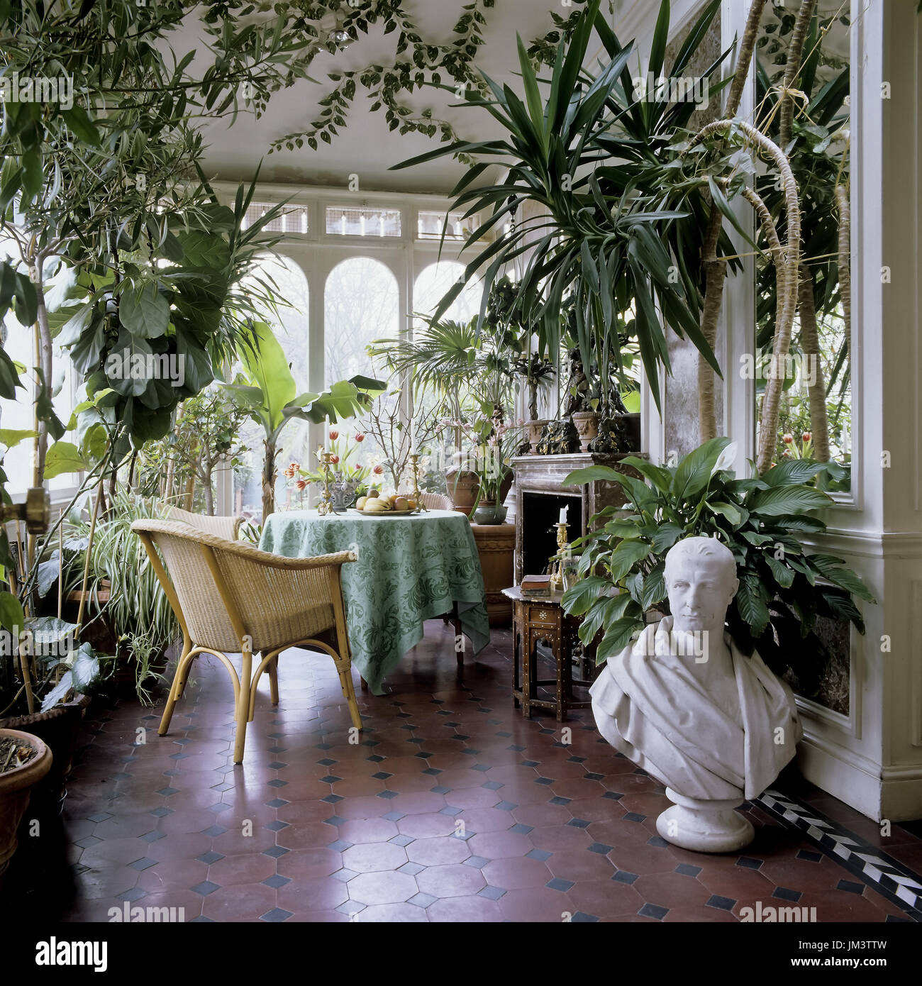 Balcon de style avec des plantes Banque D'Images