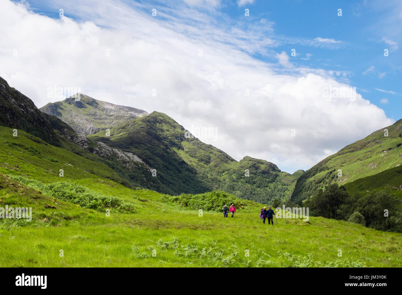 Glen Nevis valley avec les randonneurs randonnées au-dessous de l'anneau de montagnes Sgurr Steall avec un Mhaim pic de montagne visible dans l'Mamores. Highlands Scotland UK Banque D'Images
