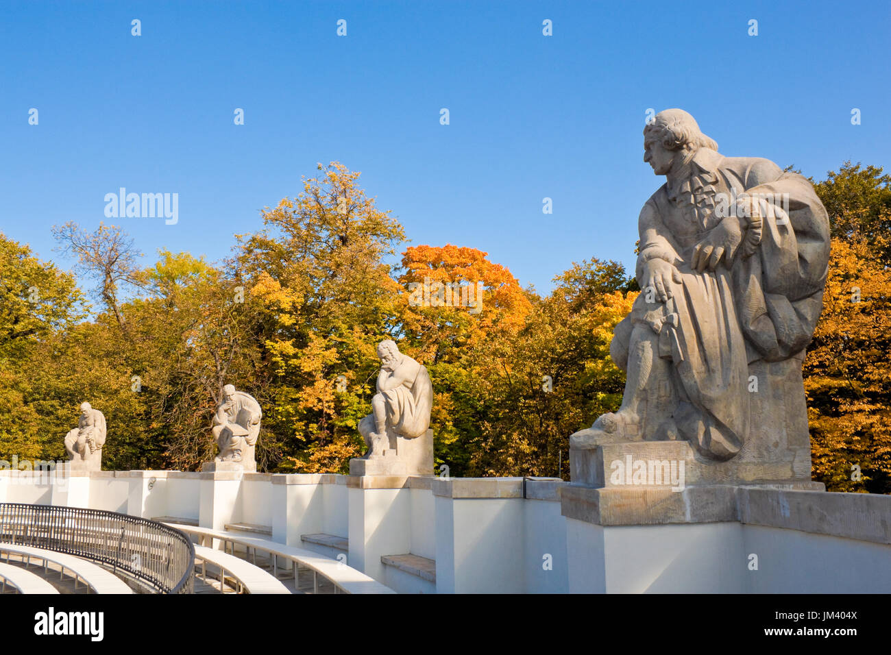 Des statues de célèbres dramaturges, dans l'amphithéâtre du parc Lazienki (Parc des Thermes royaux), Varsovie, Pologne Banque D'Images