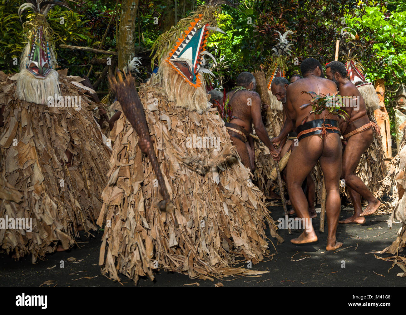 De la même tribu vêtus de costumes et masques colorés réalisés à partir des  feuilles de bananiers effectuant une Rom dance, l'île d'Ambrym, Vanuatu,  Fanla Photo Stock - Alamy