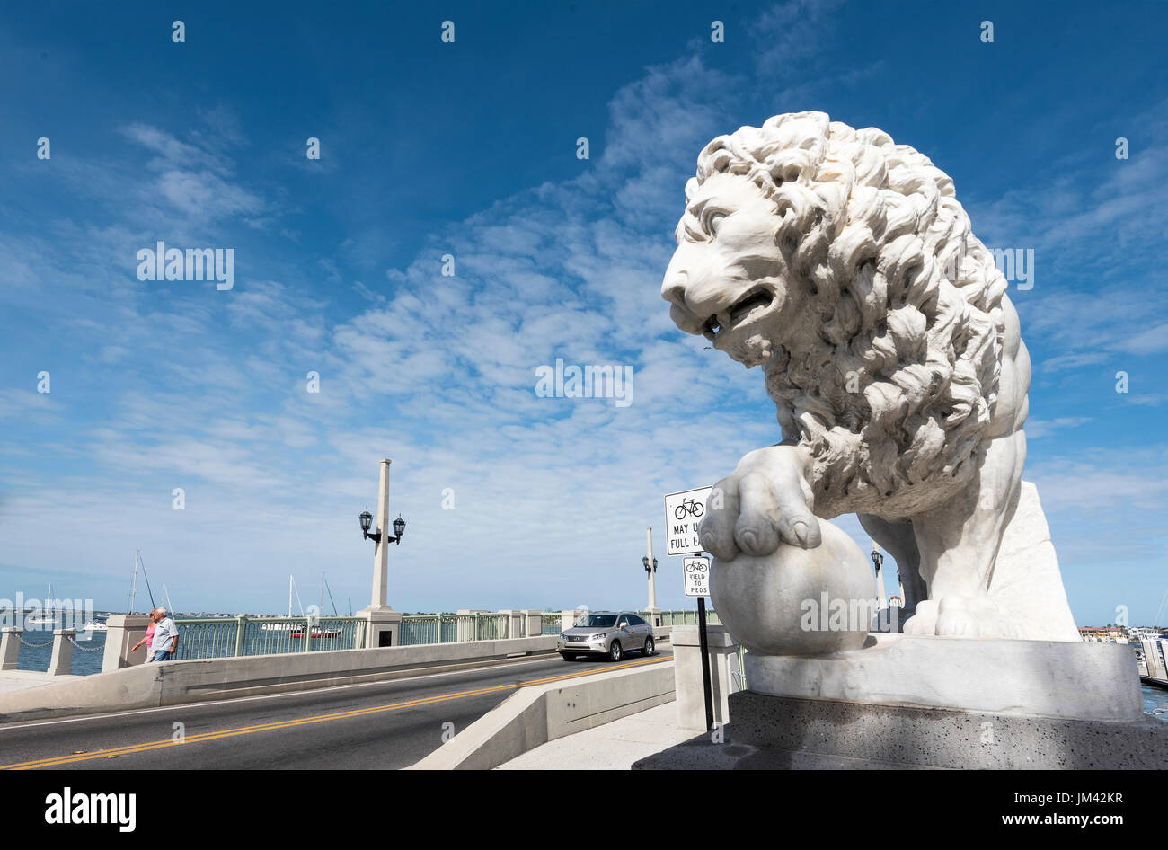 Statue de Lion au début de le Pont des Lions dans la ville historique de St Augustine, en Floride. Banque D'Images