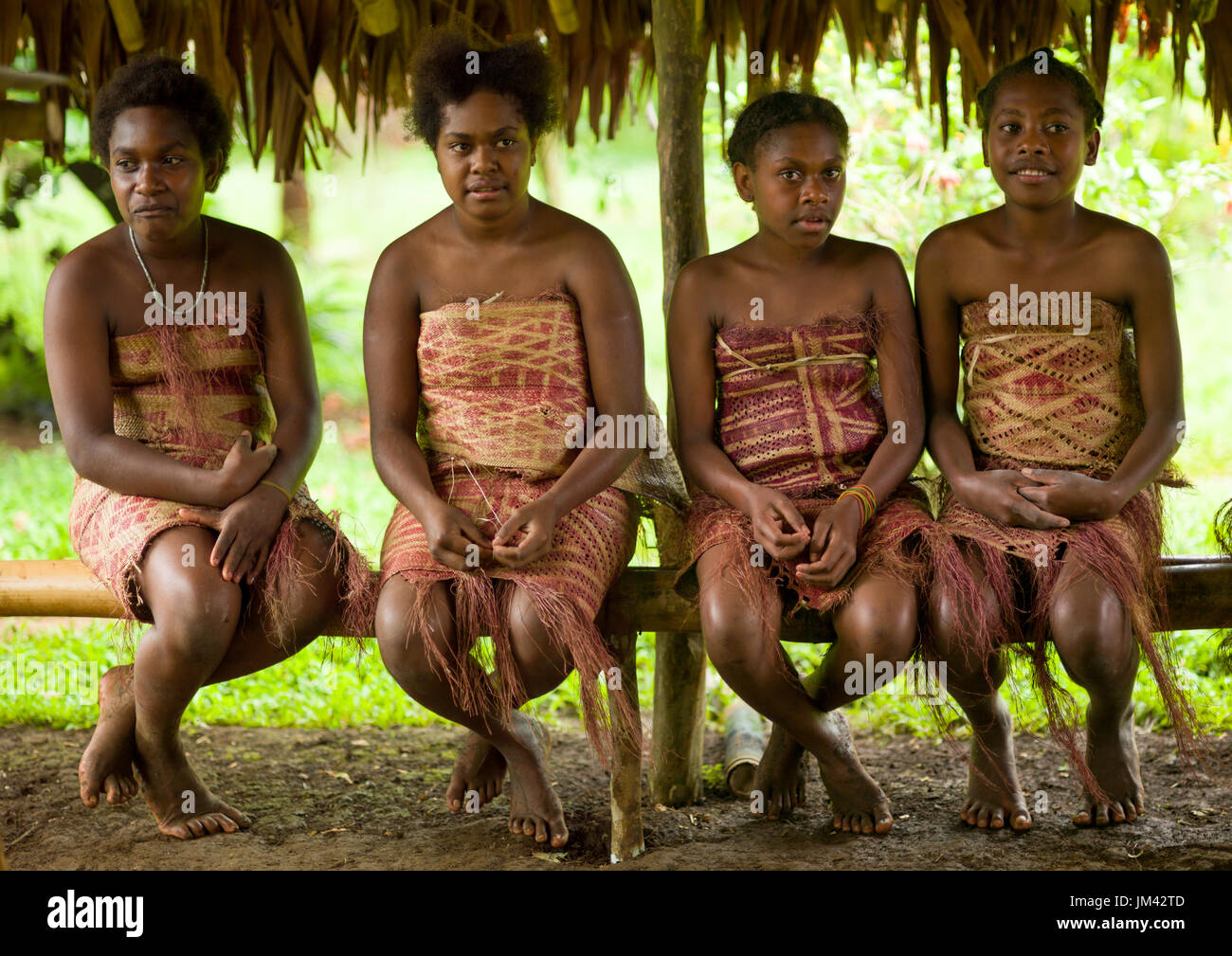 Les adolescentes Ni Vanuatu en vetements traditionnels Sanma Province Espiritu Santo Vanuatu Photo Stock Alamy