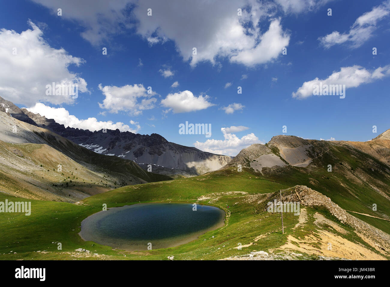 Lac de souliers près du Col d' Izoard, Hautes-Alpes, le Parc National Régional du Queyras, France. Banque D'Images