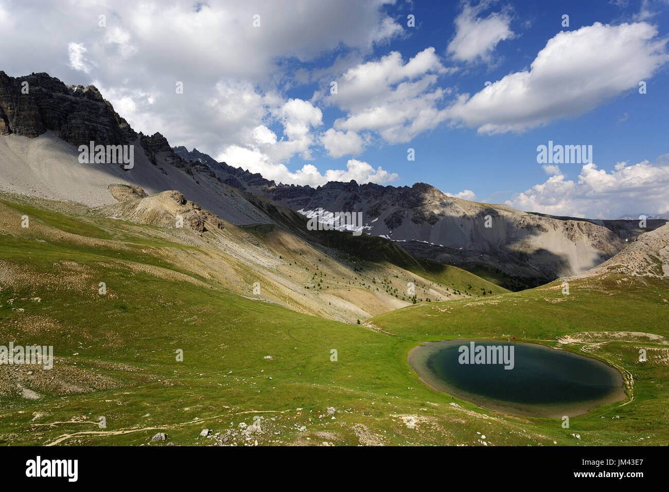 Lac de souliers près du Col d' Izoard, Hautes-Alpes, le Parc National Régional du Queyras, France. Banque D'Images