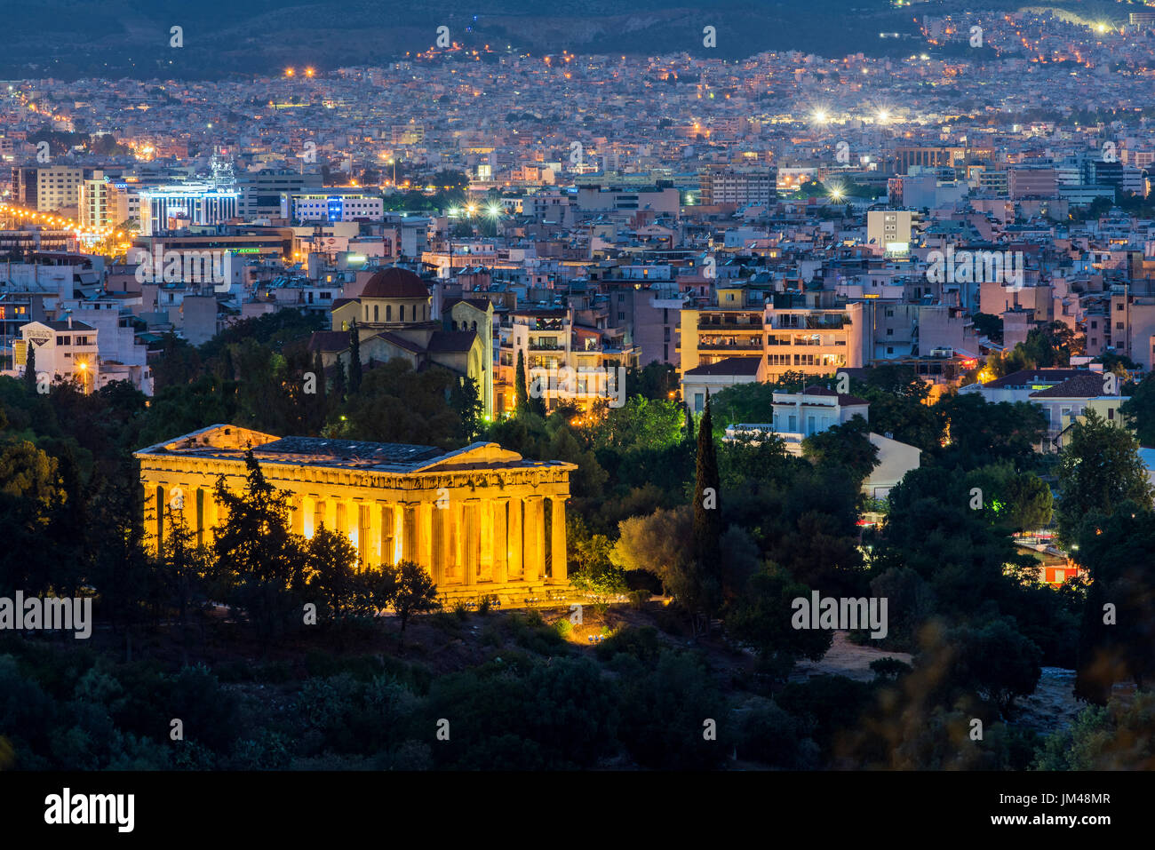 Vue nocturne de Temple d'Héphaïstos et sur les toits de la ville derrière, Athènes, Attique, Grèce Banque D'Images