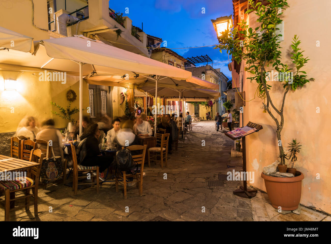 Vue de nuit sur la terrasse d'un café dans le quartier pittoresque d'Anafiotika, Athènes, Attique, Grèce Banque D'Images